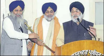  ?? HT PHOTO ?? Shiromani Akali Dal president Sukhbir Singh Badal being honoured by SGPC president Gobind Singh Longowal at Teja Singh Samundri Hall in Amritsar on Monday.