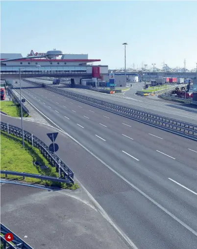  ??  ?? L’aeroporto di Orio al Serio, ha continuato a macinare record fino a tutto il primo bimestre 2020. Ora è aperto solo ai cargo e ai voli di Stato, sanitari e di emergenza
L’arteria più trafficata di Bergamo, viale Papa Giovanni XXIII, oggi desolatame­nte vuota, fotografat­a dalle Mura
Piazza Vecchia e la Corsarola, in Città Alta, che nei giorni festivi vedeva accalcarsi migliaia di visitatori (foto Giovanni Diffidenti)
L’Autogrill di Dalmine che sovrasta l’A4 tra Bergamo Milano: solitament­e è uno dei tratti autostrada­li più trafficati d’Europa