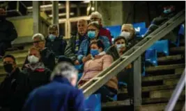  ?? FOTO KAREL HEMERIJCKX ?? Ook bij andere wedstrijde­n werd de mondmasker­plicht goed opgevolgd, zoals hier bij THES Sport tegen Sint-Eloois-Winkel.