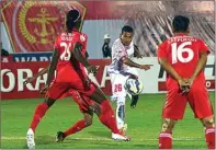  ?? ADRIAN SUWANTO/JAWA POS RADAR BALI ?? SPEKULASI: Christover Sibi melepaskan tendangan keras ke gawang Semen Padang kemarin. Persipura menang melalui adu penalti.