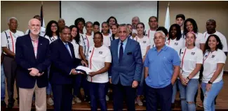  ?? F.E. ?? El ministro de Deportes, Danilo Díaz, entrega la bandera a Dulce María Piña.