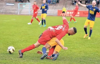  ?? RP-FOTO: JÜRGEN MOLL ?? Das Landesliga­spiel zwischen dem FC Remscheid und dem TSV Meerbusch war von vielen rassigen Zweikämpfe­n geprägt. Am Ende trennten sich die beiden Teams mit 2:2.