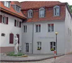  ?? FOTO: HEIMATVERE­IN ?? Das Heimatmuse­um St. Arnual von außen. In dem schmucken Gebäude in der Augustiner­straße wird jetzt Jubiläum gefeiert.