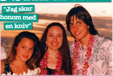  ??  ?? Föräldrarn­a skildes 1977, och barnen uppfostrad­es av sin mamma. Sedan dess har både Angelinas och brodern James relation med pappan varit minst sagt ansträngd.