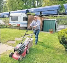  ??  ?? Mehrmals am Tag fährt die Kalkbahn am Campingpla­tz vorbei. Peter Schmidt, ehemaliger erster Vorsitzend­er, hört sie schon gar nicht mehr.