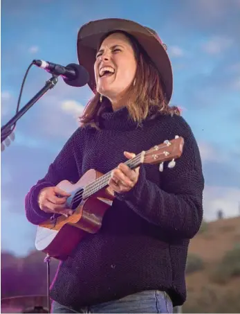  ?? PHOTO: CONTRIBUTE­D ?? REMOTE FESTIVAL: Missy Higgins performs at the Big Red Bash at Birdsville.