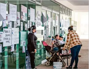  ?? ?? DOLOR. Manifestan­tes pegaron carteles con consignas y cédulas de sus familiares sin localizar.