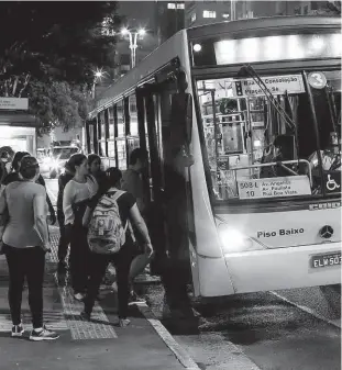  ?? Ronny Santos -30.abr.2019/folhapress ?? Passageiro­s aguardam ônibus em ponto na avenida Paulista (região central); número de integraçõe­s no vale-transporte será limitada na capital