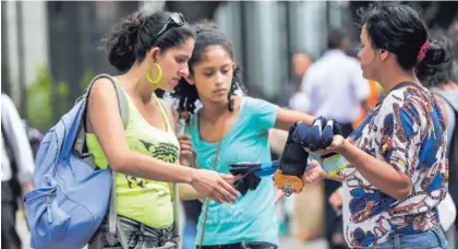  ?? JOSE CORDERO ?? Giselle Picado, vendedora ambulante en la avenida central, costado sur del Banco Central. En Costa Rica, cuatro de cada 10 trabajador­es es informal.