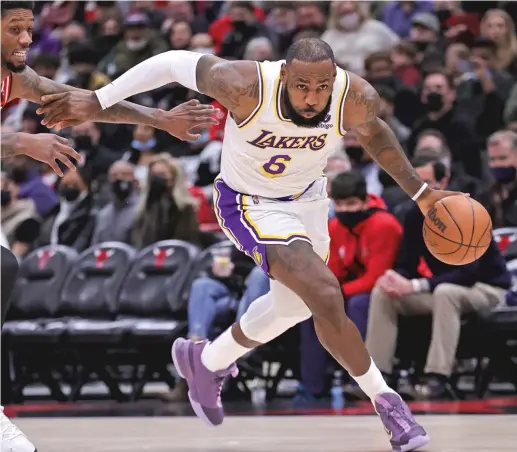  ?? JONATHAN DANIEL/GETTY IMAGES ?? Lakers star LeBron James, who had 31 points and 14 rebounds, drives to the basket Sunday night at the United Center.