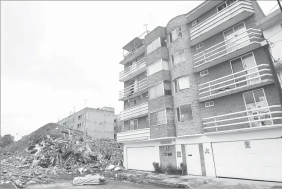  ??  ?? Un inmueble ubicado en la calle Galias, en la Colonia Lomas Estrella, se derrumbó tras el sismo del 19 de septiembre. Hasta el momento han sido censadas 10 mil 476 construcci­ones con daños, que son graves en la tercera parte de ellas ■ Foto Víctor...