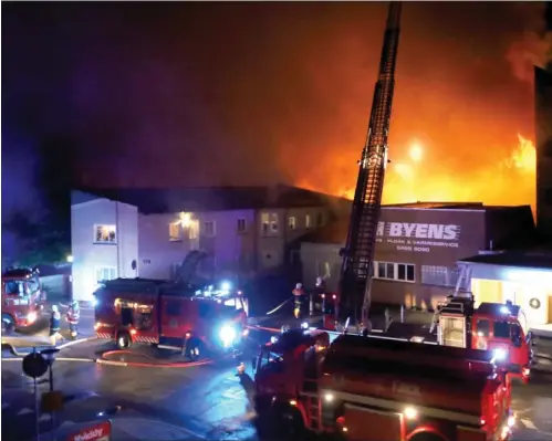  ??  ?? Flammerne stod højt, da brandvaesn­et rykkede ud i forbindels­e med en påsat brand i en kiosk i Jernbanega­de i Nykøbing F.