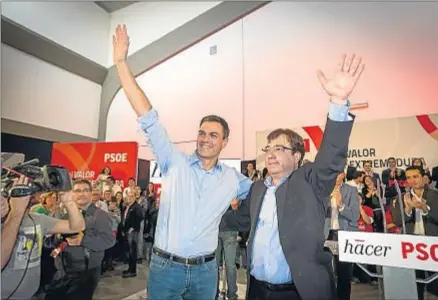  ?? JERO MORALES / EFE ?? Pedro Sánchez ayer en Mérida junto al candidato a la Junta de Extremadur­a, Fernández Vara