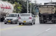 ??  ?? Un automóvil adelanta a un camión invadiendo el carril contrario en la vía 40.