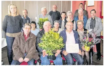  ??  ?? Les lauréats du concours des maisons fleuries ont été récompensé­s.