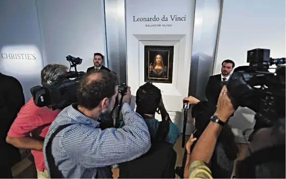  ?? (ILYA S. SAVENOK/GETTY IMAGES FOR CHRISTIE’S AUCTION HOUSE/AFP) ?? Le «Salvator Mundi» lors de sa présentati­on chez Christie’s. La dernière des toiles de Léonard de Vinci encore en mains privées.