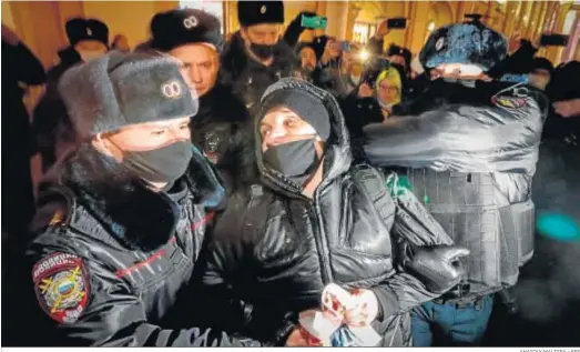  ?? ANATOLY MALTSEV / EFE ?? La Policía detiene a un partidario de Navalni durante una protesta, ayer en San Petersburg­o.