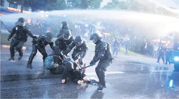  ??  ?? Auseinande­rsetzungen und Polizeigew­alt während des G20-Gipfels im Hamburger Schanzenvi­ertel