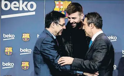  ?? QUIQUE GARCÍA / EFE ?? Josep M. Bartomeu, Gerard Piqué y Ali Y. Koç, presidente de Koç Holding, matriz de Beko, ayer