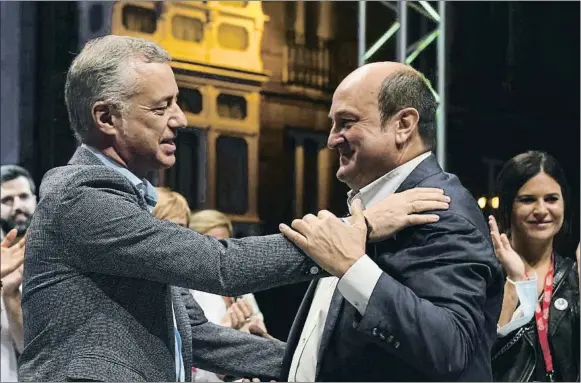  ?? VINCENT WEST / REUTERS ?? Iñigo Urkullu y Andoni Ortuzar celebraron el triunfo del PNV, con tres escaños más que en las anteriores elecciones