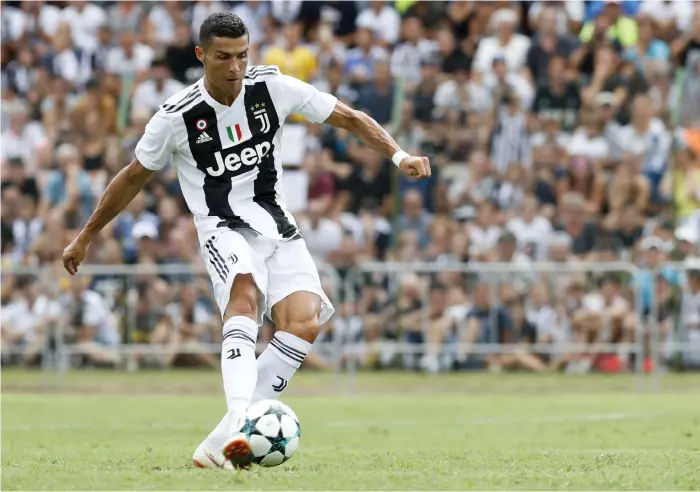  ?? Bild: ANTONIO CALANNI ?? LIGASTART. Juventus stjärnförv­ärv Cristiano Ronaldo lär Serie A-debutera borta mot Chievo på lördag.