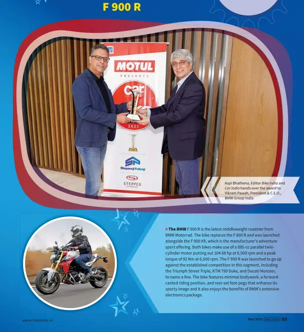  ??  ?? Aspi Bhathena, Editor Bike India and Car India hands over the award to Vikram Pawah, President & C.E.O., BMW Group India