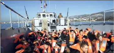  ??  ?? Pour les besoins d’un exercice de la Marine nationale, jeunes adultes varois et écoliers toulonnais ont joué le rôle de ressortiss­ants à évacuer du pays imaginaire « Safran », hier matin dans la rade.