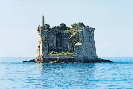  ?? CATALBY ?? No hay cipreses ni barca de la muerte, pero el parecido de Torre Scola con el cementerio del cuadro es evidente