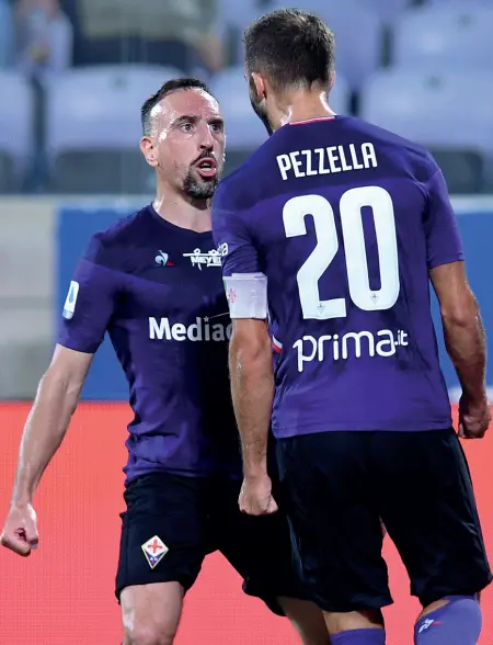  ??  ?? Il capitano German Pezzella e Franck Ribery