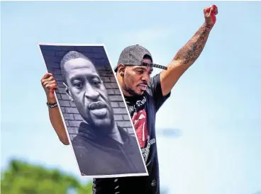  ?? FOTOS: JERRY HOLT / DPA; AFP ?? Protest in Minneapoli­s: George Floyd gilt in der Anti-Rassismus-Bewegung als Ikone.