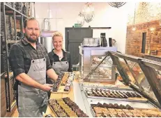  ?? FOTO: HOLGER LODAHL ?? Moritz Külgen (l.) und Dorothee Schimmel in der „Big-B Brownie Bakery“. Das Gebäck aus Neuss gibt es auch in Düsseldorf zu kaufen.