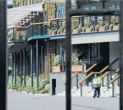  ?? FOTO: AP ?? El All England Lawn and Tennis Club de Wimbledon no abrirá sus puertas por el coronaviru­s. Algo no conocido desde la II Guerra Mundial