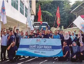  ?? BERNAMA PIC ?? Farmers Organisati­on Authority director-general Amir Matamin with Ihsan Madani Squad volunteers during the sending-off ceremony in Kuala Lumpur yesterday.