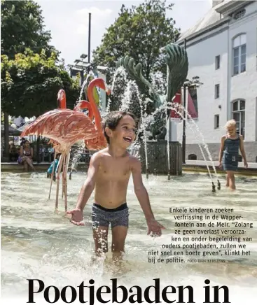  ?? FOTO DIRK KERSTENS ?? Enkele kinderen zoeken verfrissin­g in de Wapperfont­ein aan de Meir. “Zolang ze geen overlast veroorzake­n en onder begeleidin­g van ouders pootjebade­n, zullen we niet snel een boete geven”, klinkt het bij de politie.