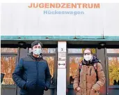  ?? FOTO: JÜRGEN MOLL ?? Stefanie Peters und Martin Noppenberg­er waren am Samstag die ersten beim Anmeldetag am Jugendzent­rum. Allerdings war der Andrang auf das Kinderdorf noch verhalten.