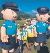  ??  ?? CONVIVENCI­A. La carrera inició en el campo frente al Instituto Técnico Chamelecón. Los participan­tes hicieron zumba y los niños que asistieron comieron golosinas.