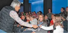  ?? FOTO: HILDEGARD NAGLER ?? Bernd Sträter erklärt Kindern in einem spannenden Vortrag an der Kinderakad­emie Bodensee, wie der Zeppelin funktionie­rt.