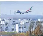  ?? FOTO: A. BLAZY ?? Ein Jet mit Ziel Düsseldorf beim Anflug über Ratingen.