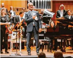  ?? Foto: Manuel Emme ?? Abschied vor dem Publikum: Orchesterg­eschäftsfü­hrer Sigurd Emme jüngst beim Auftritt der Augsburger Philharmon­iker.