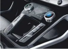  ?? FOTOS: DPA ?? Jaguars Elektroaut­o i-Pace hat gar keinen Knüppel mehr. Hier wählt man per Knopfdruck die Fahrtricht­ung aus.