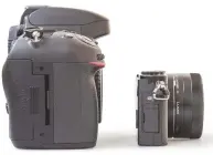  ??  ?? De GM-serie van Panasonic heeft een erg compacte formfactor. Een spiegelref­lex als de Nikon D610 is daarmee vergeleken gigantisch.