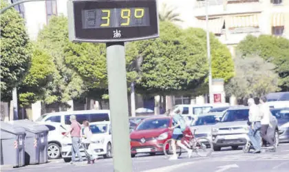  ?? ÓSCAR BARRIONUEV­O ?? Un termómetro urbano al sol marcaba ayer 39 grados, después de que la máxima en el aeropuerto fuera de 36,6.