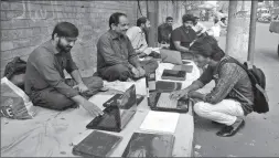  ?? -APP ?? Vendors displayed second hand laptops on foot path to attract the customers at Hall Road.