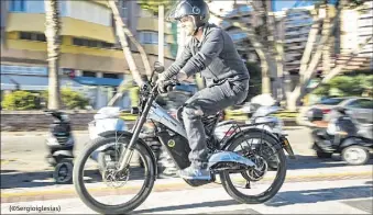  ?? (©Sergioigle­sias) ?? Le Bultaco Albero est considéré comme un cyclomoteu­r électrique : capable d’une vitesse de pointe de  km/h, il doit être immatricul­é et se conduit avec casque et gants.