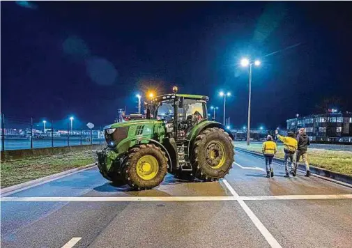  ?? Foto: AFP ?? Belgische Landwirte haben Straßen blockiert, die zum Hafen von Antwerpen führen, dem zweitgrößt­en Frachthafe­n Europas.