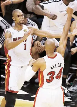  ??  ?? CHRIS BOSH y Ray Allen, del Heat, celebran lo que pareció por momentos imposible: la victoria que los mantuvo con vida en la final.