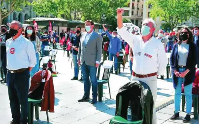  ?? EFE ?? El presidente Puig y la vicepresid­enta Oltra, junto a los líderes sindicales, ayer, en el 1º de Mayo, en Valencia