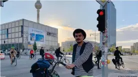  ??  ?? El chileno Daniel trabaja en un semáforo de Alexanderp­latz, en Berlín.