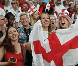  ?? REUTERS ?? Pride and peace: England fans enjoy yesterday’s final