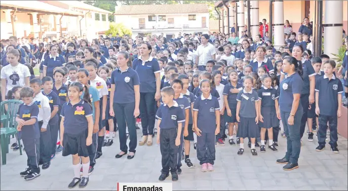  ??  ?? El inicio de clases fue recibido ayer con júbilo por parte de niños y jóvenes de todo el país. Sin embargo, los reclamos de padres y alumnos también se hicieron sentir.